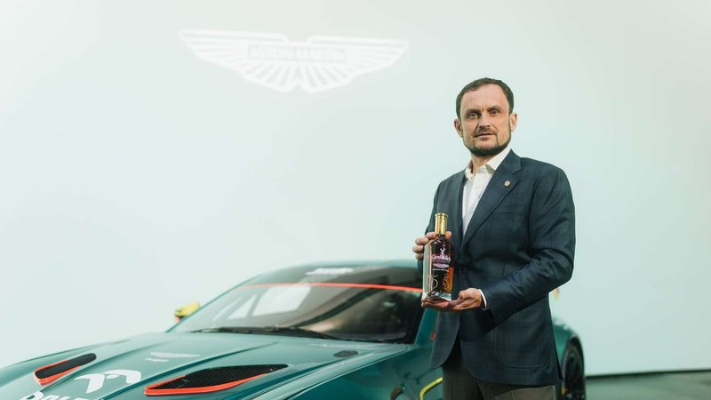 Rober Vaněček s karafou